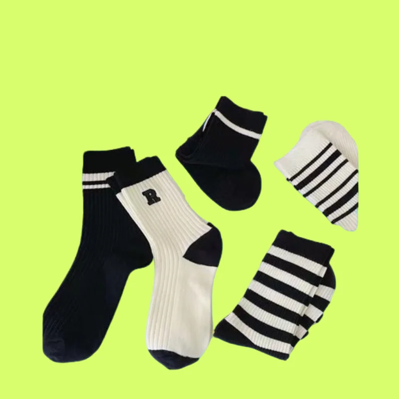 Chaussettes de sport rayées à lettres pour femmes, chaussettes athlétiques pour étudiants, chaussettes carillon assorties, tube moyen, noir et blanc, 5/10 paires