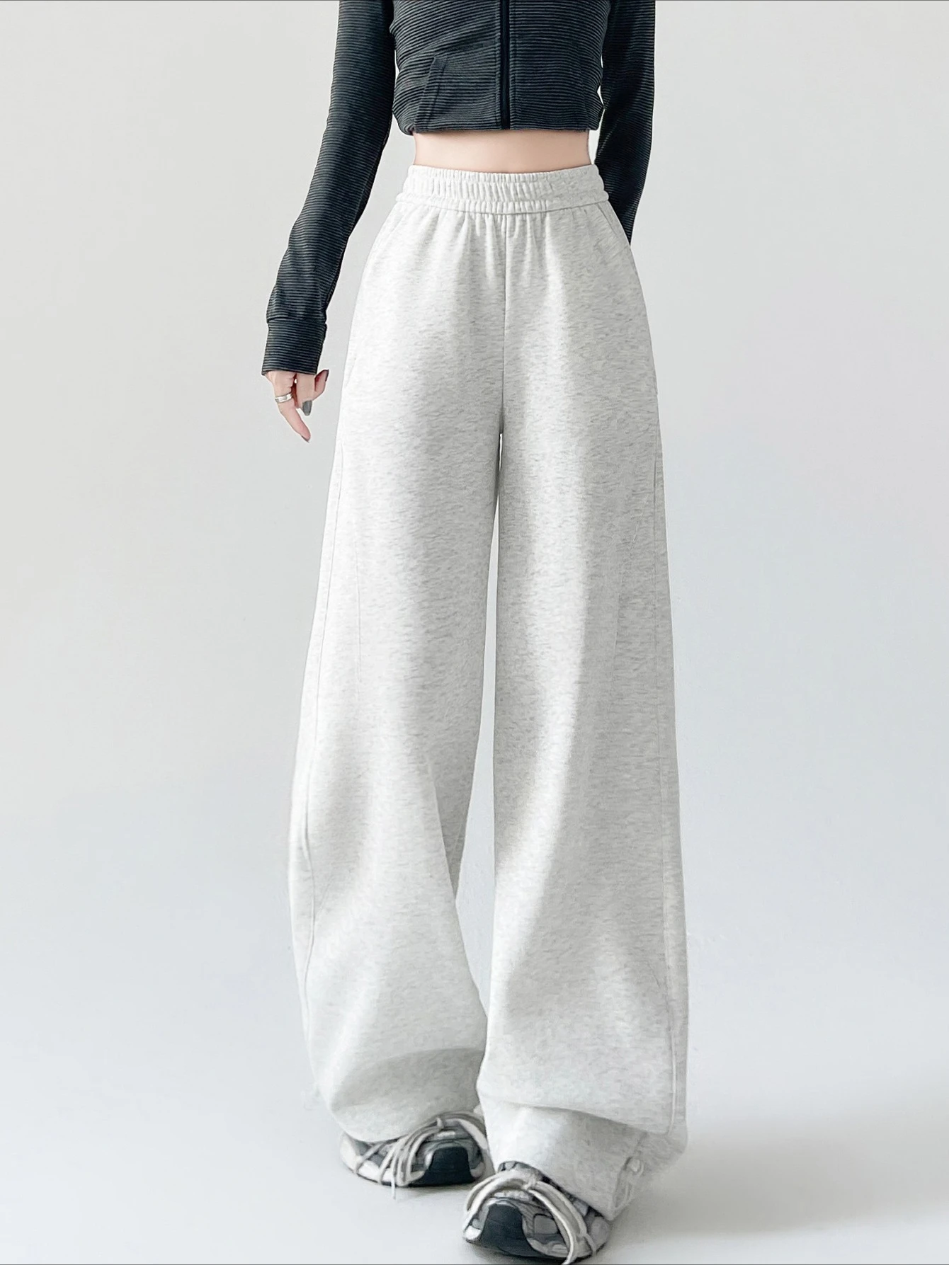 

Женские флисовые спортивные штаны больших размеров на осень и зиму. Теплые повседневные свободные стильные и универсальные уличные модные большие размеры.