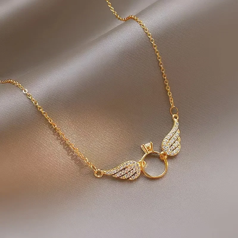 

Womens AU750 gemstone pendant small wings 18K gold necklace round pendant necklace niche clavicle necklace