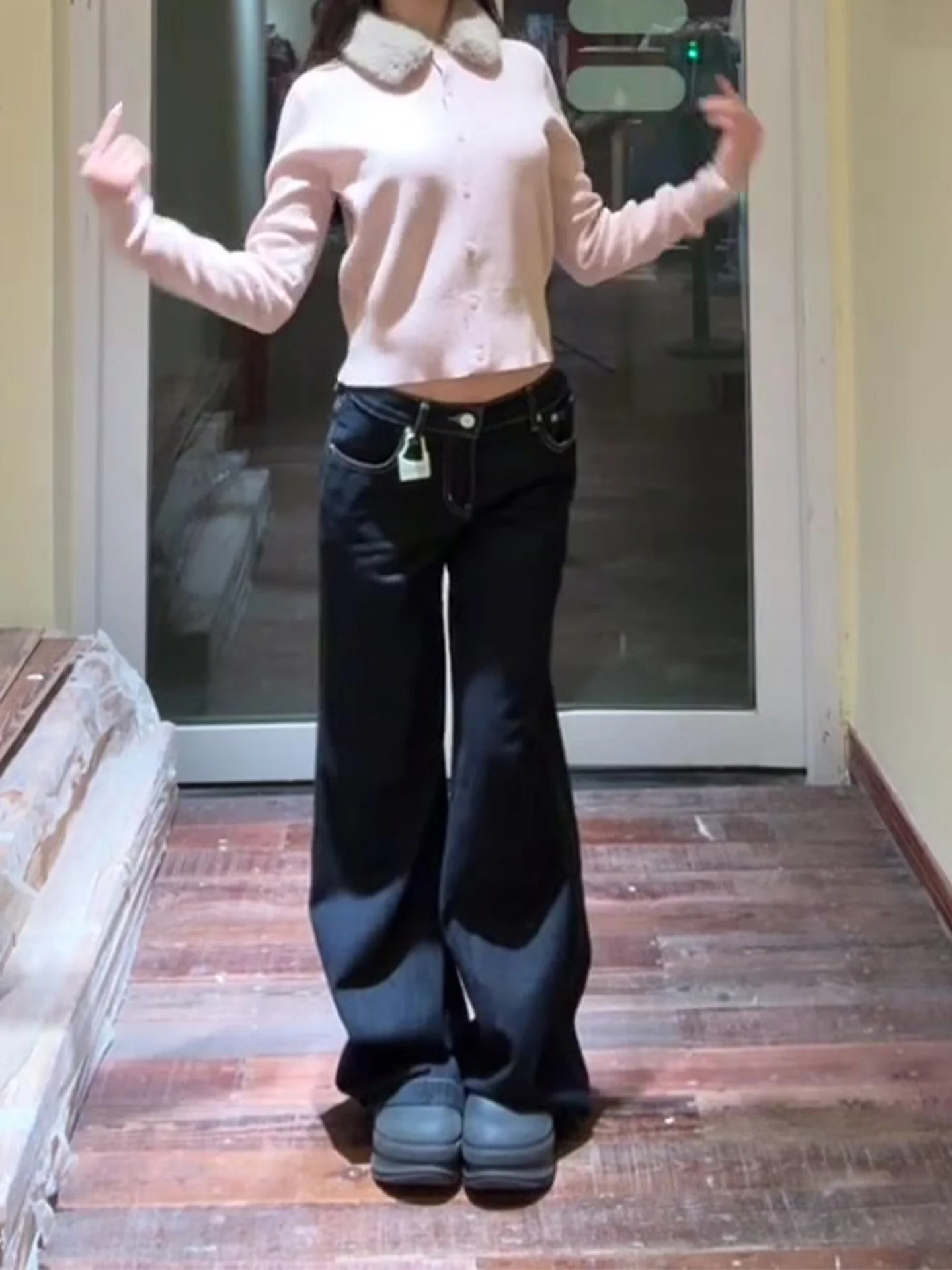 กางเกงยีนส์ทรงตรงขาบานเอวต่ำสีน้ำเงินเข้มสำหรับผู้หญิง ฤดูใบไม้ร่วง ฤดูหนาว 2025 รุ่นใหม่ ระดับไฮเอนด์ ช่วยให้ดูผอมเพรียว