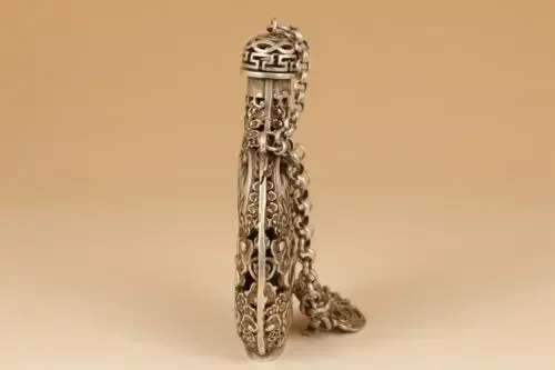 Chinese Old antique Tibet silver Carved Chinese knot Statue Sachet snuff bottle