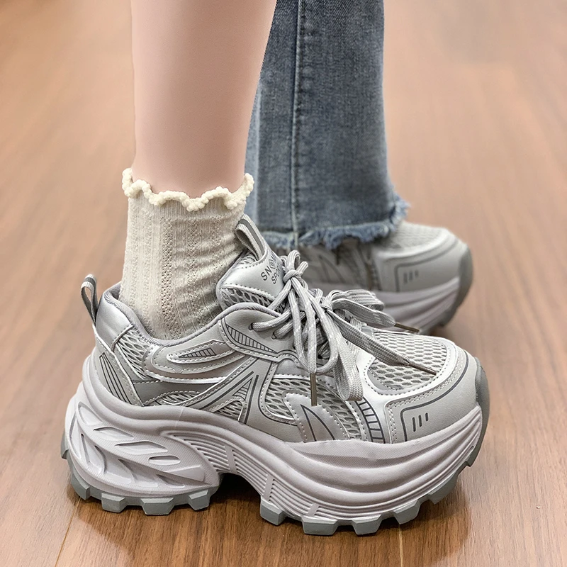 

Новые женские кроссовки 2026 года, осенний стиль, 8,5 см, дышащая сетка, корейский дизайн, толстая подошва, увеличение роста, повседневные спортивные универсальные туфли