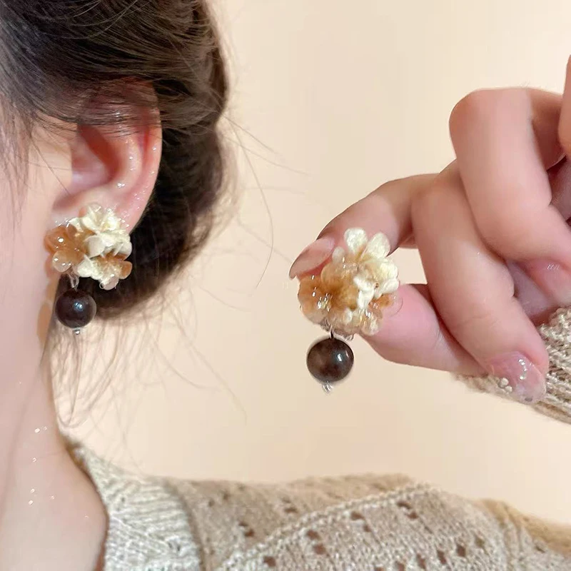 جديد النمط الصيني الاكريليك مصبوغ زهرة خشبية قلادة بها خرزات أقراط للمرأة مجوهرات الأزياء الخريف والشتاء 2025 اكسسوارات