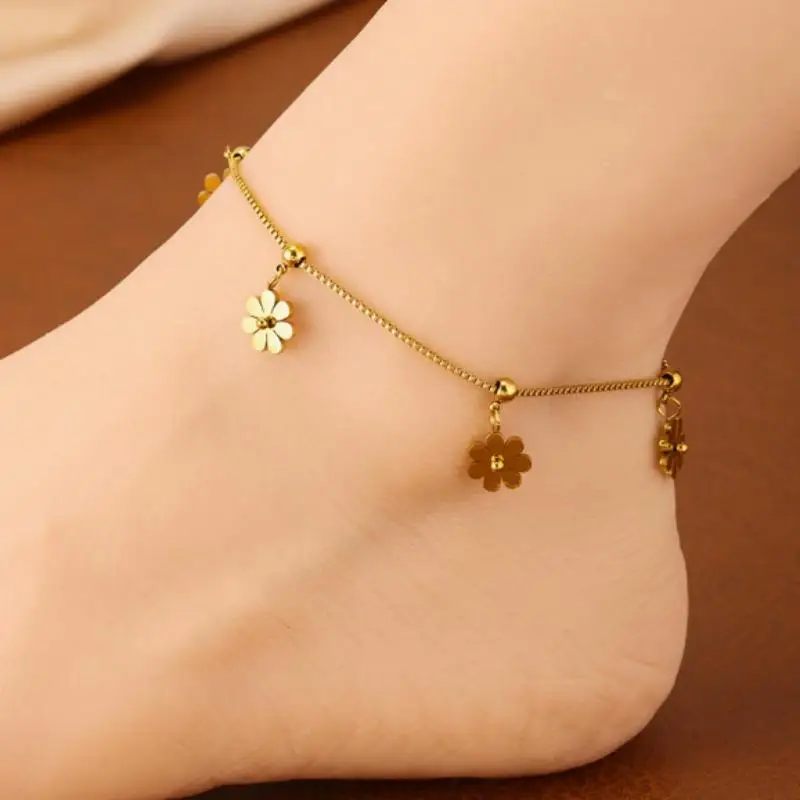 Niche Design Daisy Stainless Steel Anklet, 18K Gold Plated Color Retention Foot Jewelry for Women