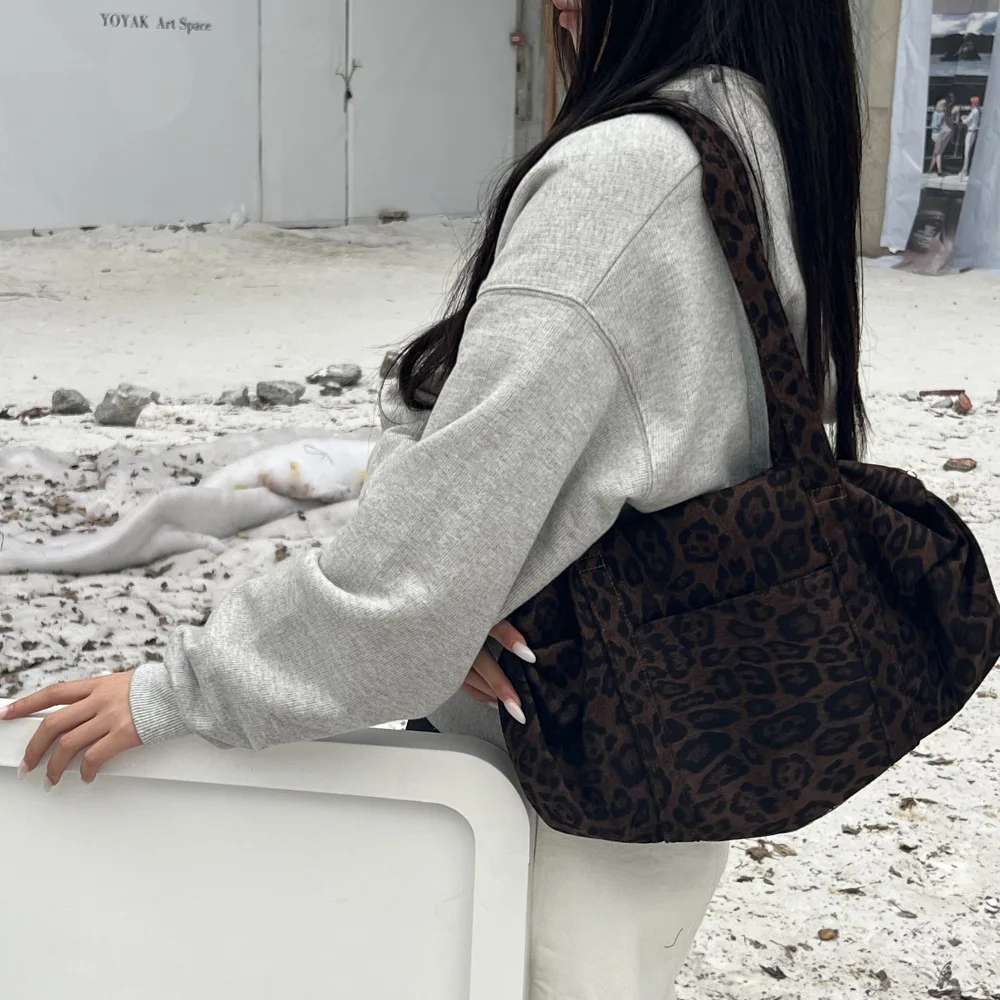 Fashionable Leopard-Print Handheld Tote Bag for Women – Large-Capacity Outing Mom Bag, Suede-Like, Lazy-Chic Shouldered Bag