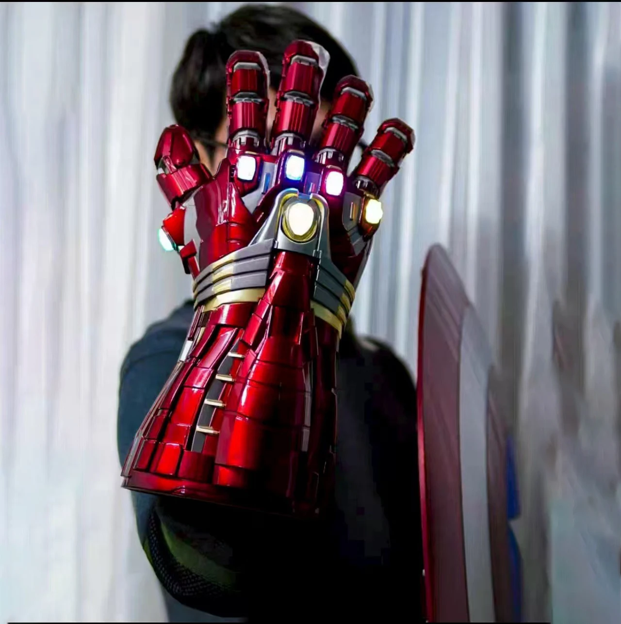 

Avengers Thanos Iron Man Infinity Gauntlet Wearable Can Glow Metal Outer Armor Silicone Lining Joint Mobility Ornaments Gift Toy