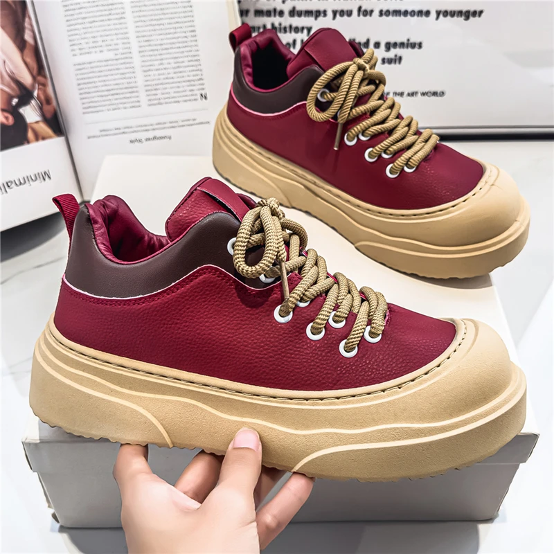 

Мужская повседневная спортивная обувь. Модная обувь для скейтбординга на толстой подошве. Модная и удобная мужская обувь, подходящая для улицы.