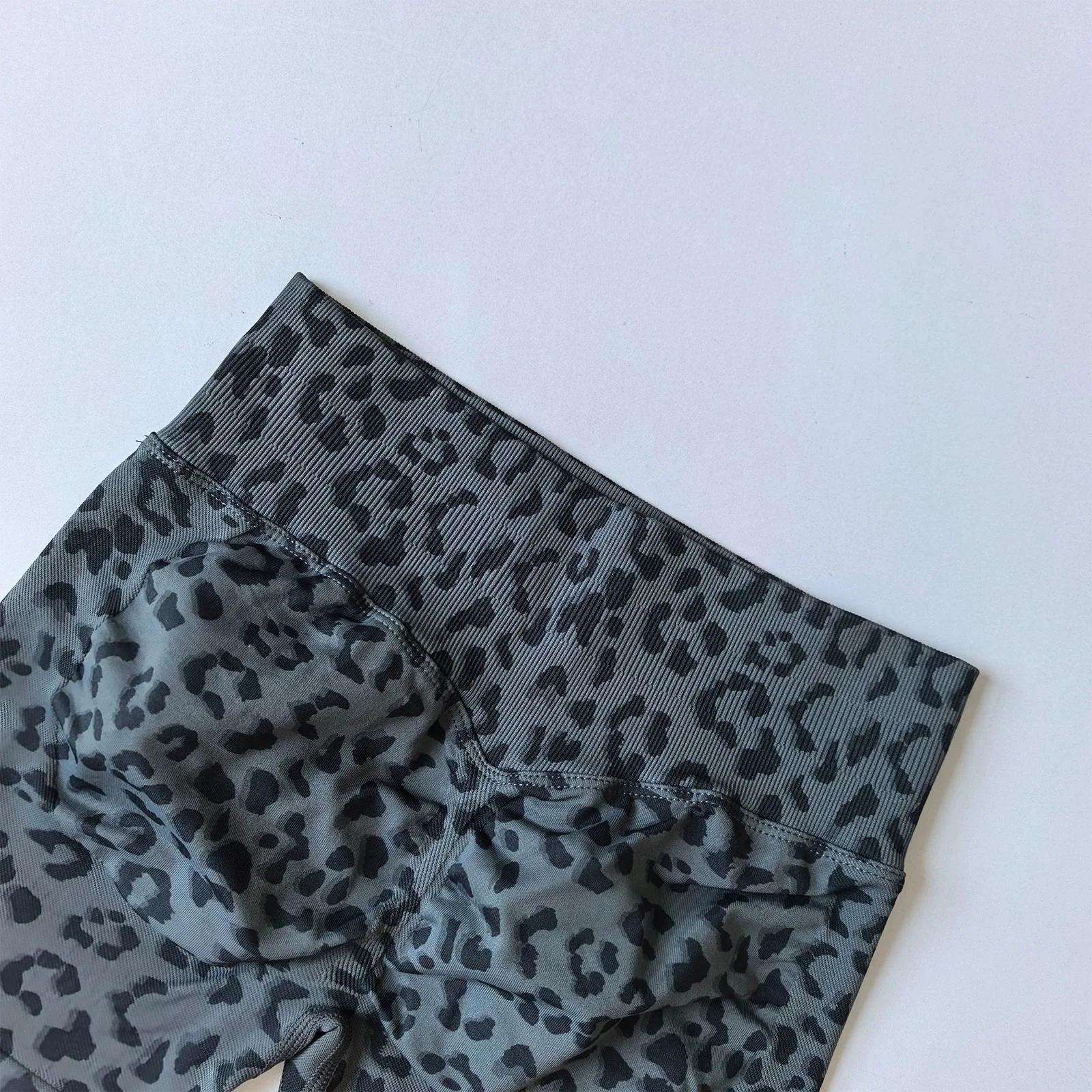 Leopardmuster, pfirsichfarbene, figurformende Yoga-Shorts mit hoher Taille und Bauchkontrolle für Damen, schnelltrocknende Laufshorts für den Außenbereich – Detail 5
