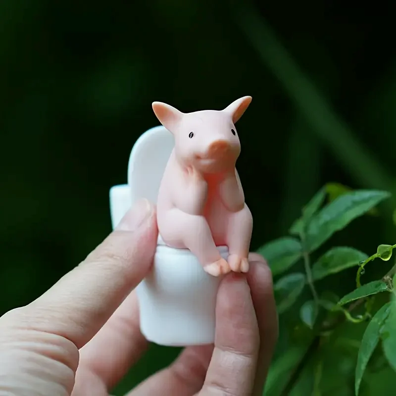 Niedliche Schweinefigur auf der Toilette – eine verspielte Badezimmer-Schreibtischdekoration, die Stress abbaut und als exquisites Ornament dient. – Detail 5