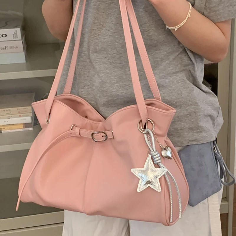 

High-end Designer Shoulder Bag Women Simple Pleated Cloud Underarm Bag Large Capacity Versatile Commuter Tote Bag With Pendant