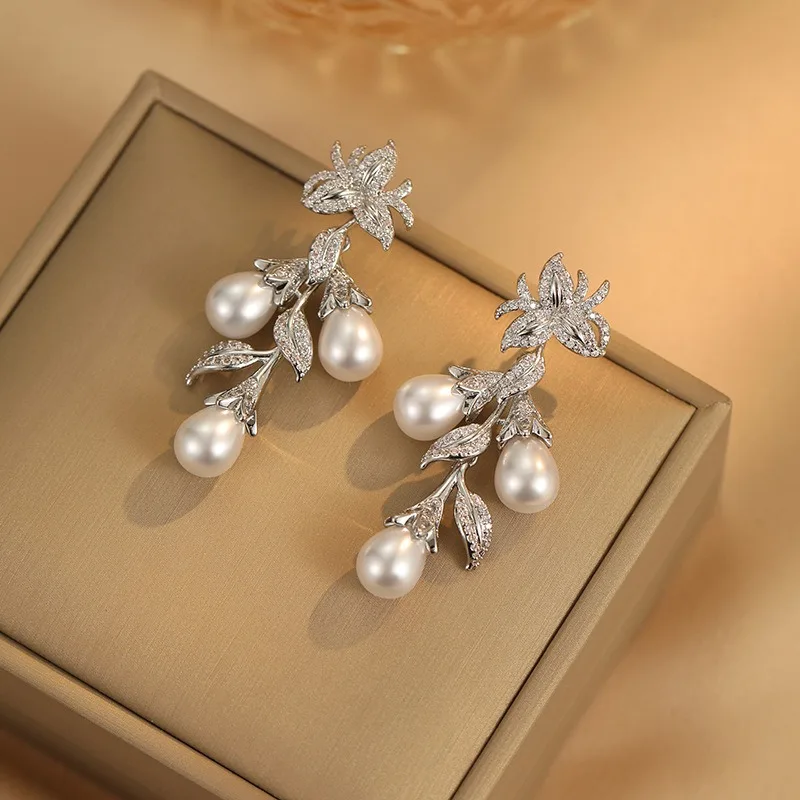 

High-end Luxury Leaf Pearl Long Fringed Earrings Earrings Women's Silver Needle Niche Design Fashionable and Thin