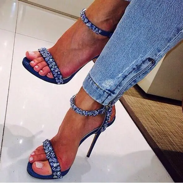 

Прямая доставка, женские модные синие джинсовые летние сандалии на шпильке с блестящими кристаллами и бриллиантами, одна линия, пряжка на щиколотке и ремешок, вечерние туфли