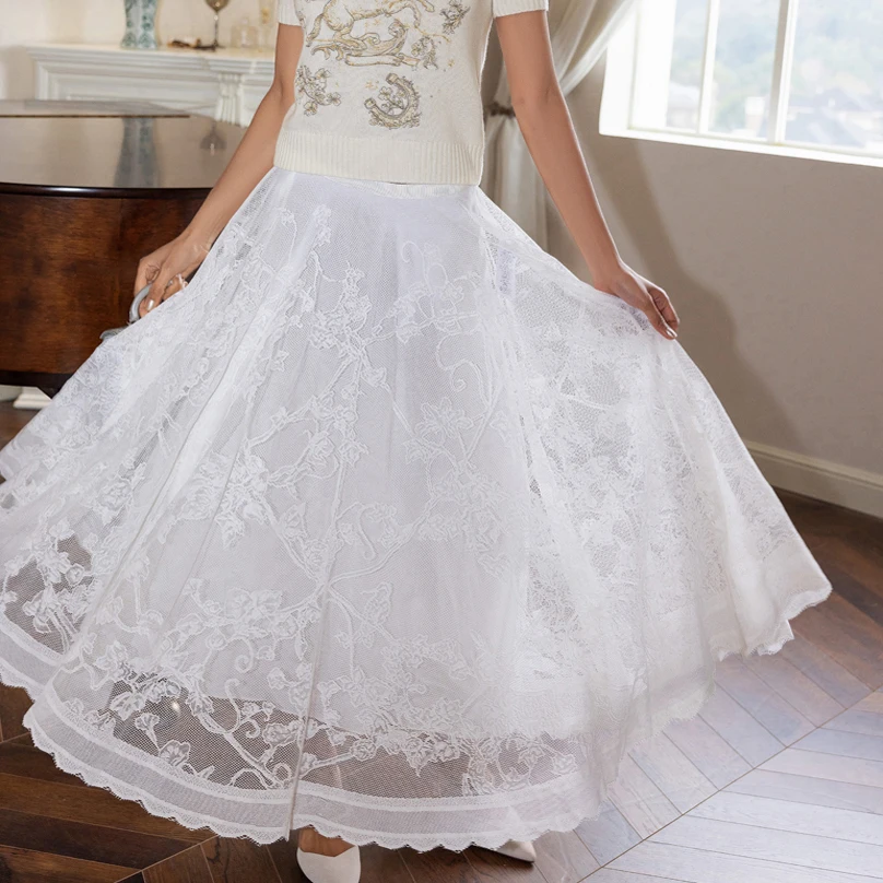 

Элегантный винтажный комплект из двух предметов: юбка с вышивкой и кружевом, ажурный топ с цветочным узором, модный весенний дизайн.