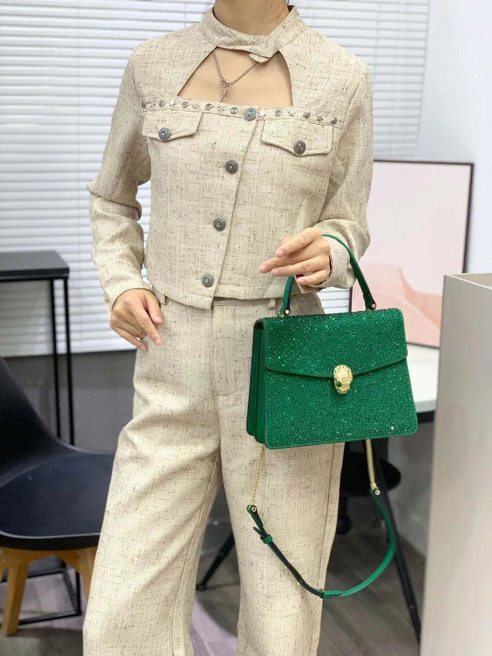 

​ ​ Новая женская сумка с бриллиантами, сумка со змеиной головой, модная тенденция, маленькая квадратная сумка через плечо, ручная застежка через плечо с клапаном ​ ​