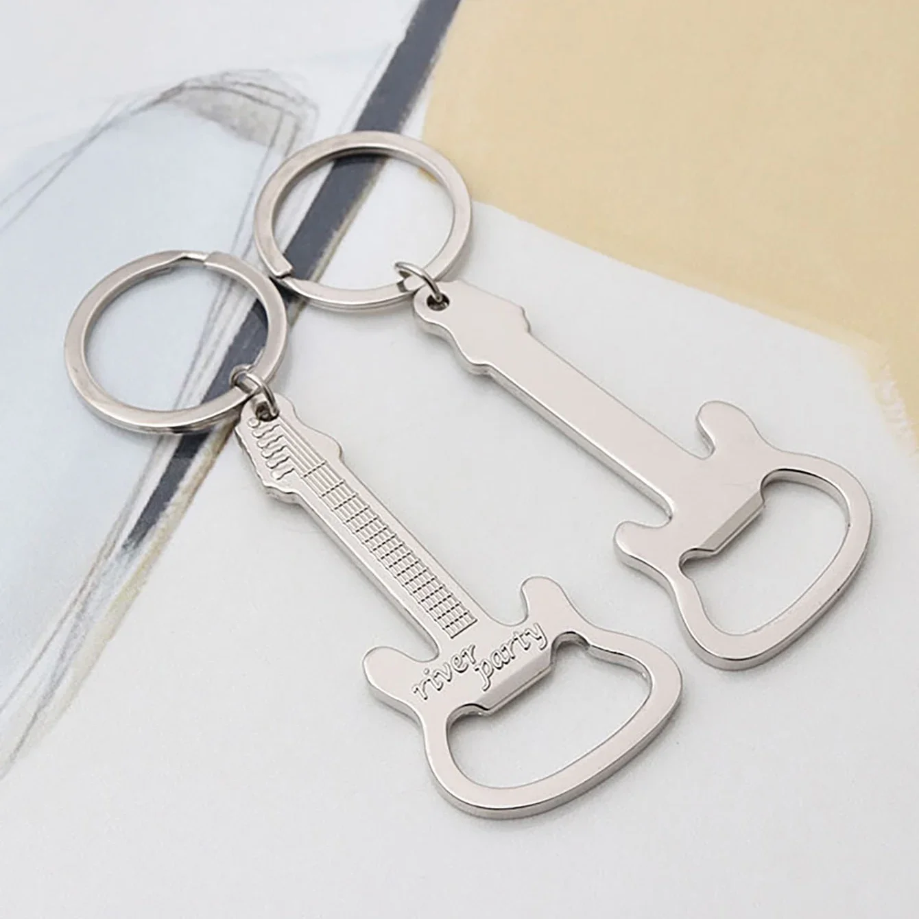 1pc-Guitar-Inspired Keychain Bottle Opener – Stylish Multi-Tool Key Ring, Durable, Perfect Casual Gift for Music Enthusiasts