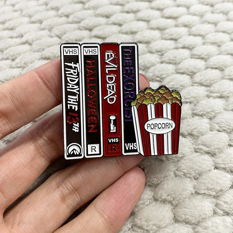 Pin de solapa de noche de película de terror, colección de VHS Retro, insignia de palomitas de maíz, broche de Halloween