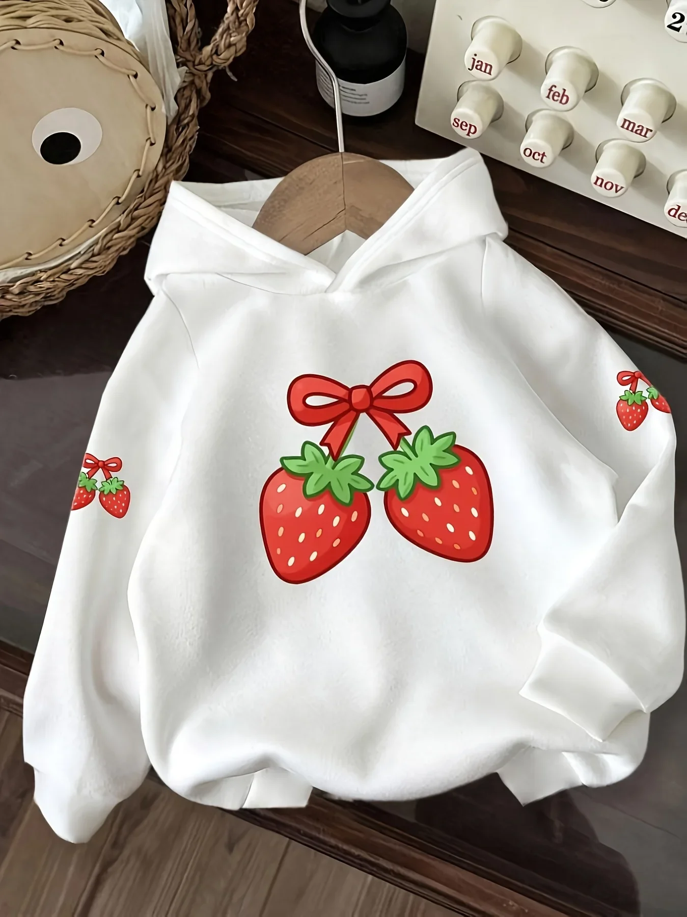 New autumn/winter children's casual hooded sweatshirt with a cute and charming strawberry pattern - a Christmas gift for kids.
