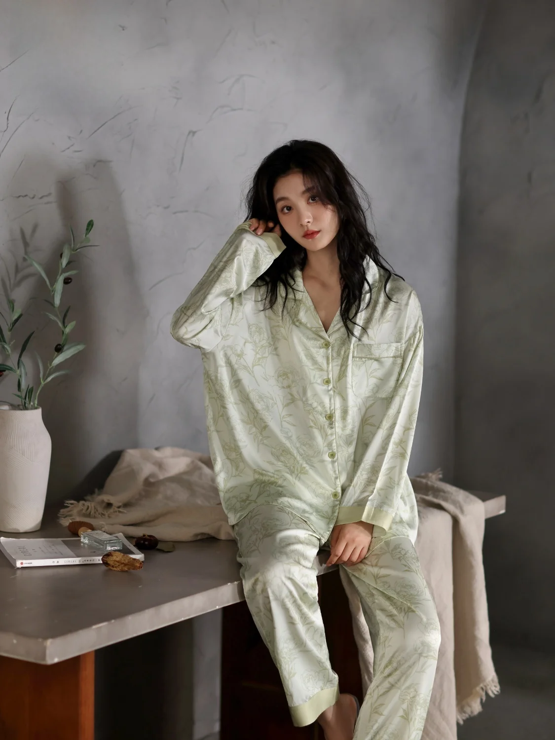 pigiama-in-seta-da-donna-maniche-lunghe-con-imbottitura-sul-petto-set-di-abbigliamento-per-la-casa-in-seta-sintetica-di-alta-qualita-non-e-necessario-indossare-il-reggiseno-puo-essere-indossato-anche-senza