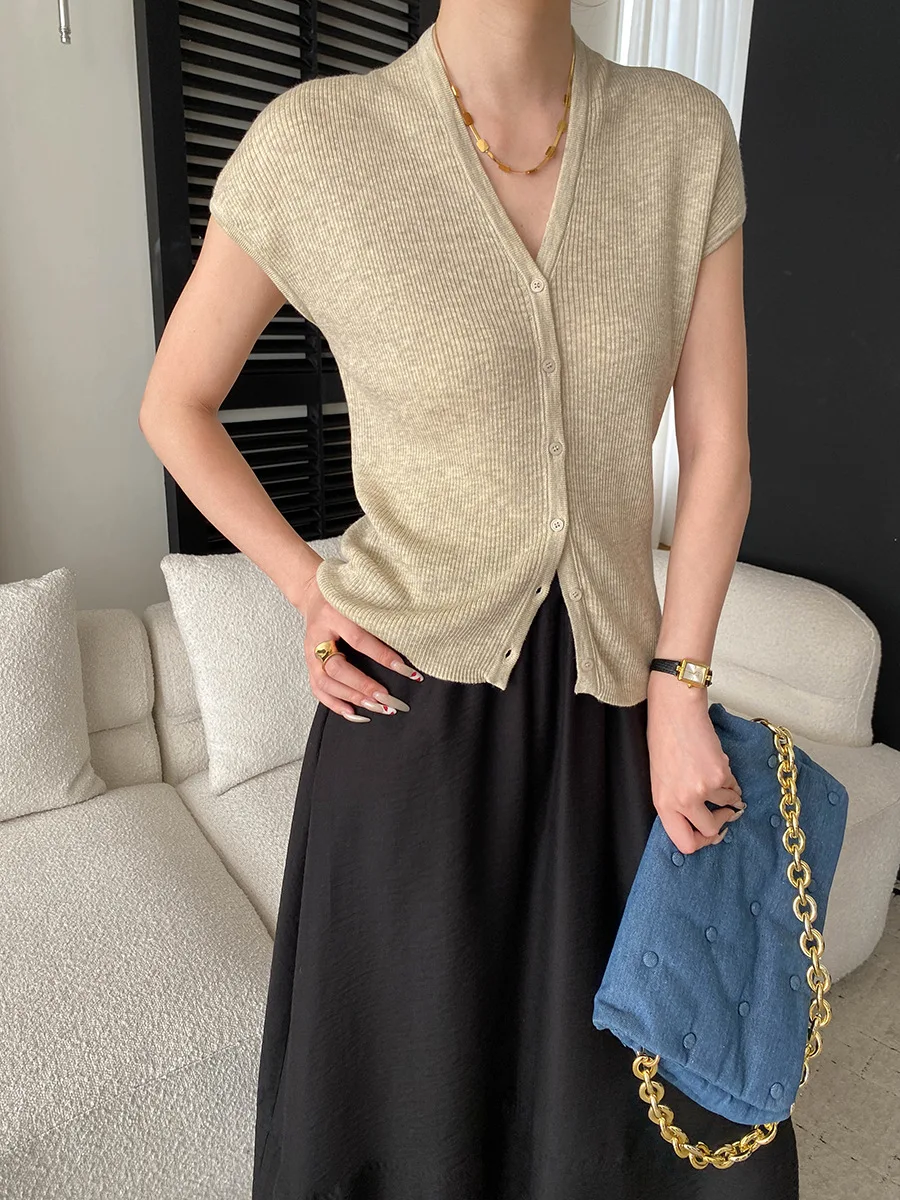 Sommerlicher Damen-Cardigan in unifarbenem, französischem Stil, V-Ausschnitt, figurbetonend, mit Taschen an den Schultern und gestrickten Ärmeln. – Detail 7