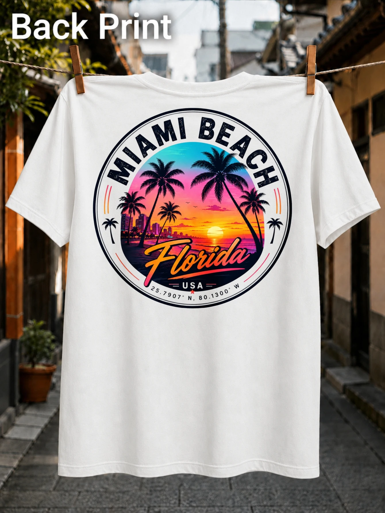 Miami Beach, Floride, ciel au coucher du soleil, néon circulaire, palmiers et océan éclatant, style de voyage rétro vibrant, t-shirt unisexe
