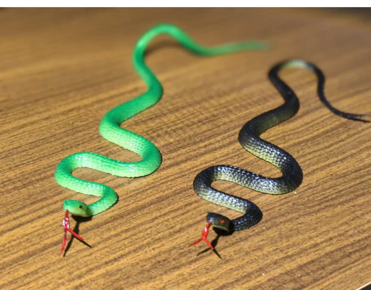 1/2 Piece Set 45cm Realistic Rubber Toy Snake Simulation Python Scary Halloween Bird-Scaring Prop Prank Gadget Accessory Realistic Snake Fake Snake Small Snake Soft Rubber Snake Plastic Prank Toy