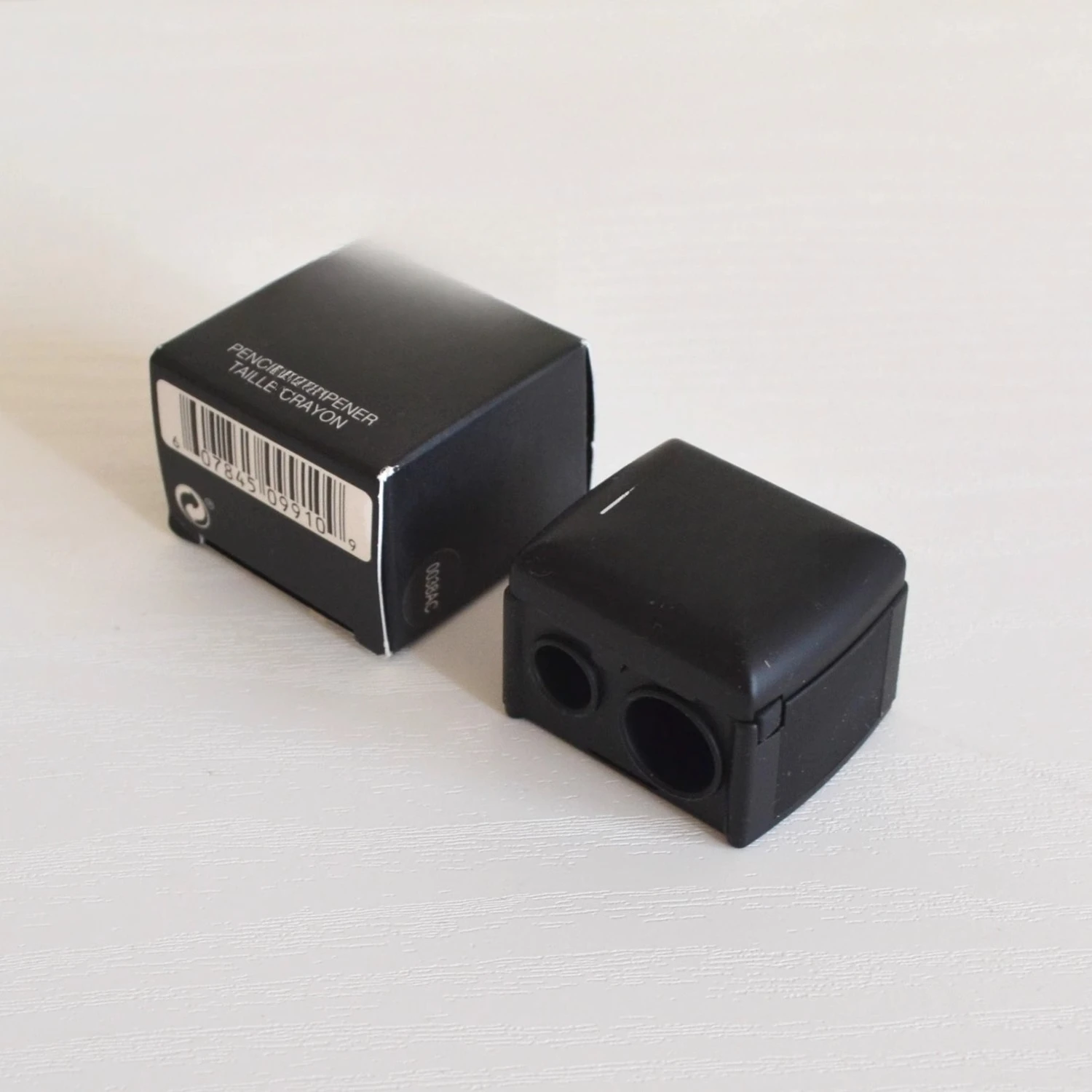 Double hole pencil sharpener, lipstick pen, lip liner, eyeliner, pencil sharpener, pencil sharpener.