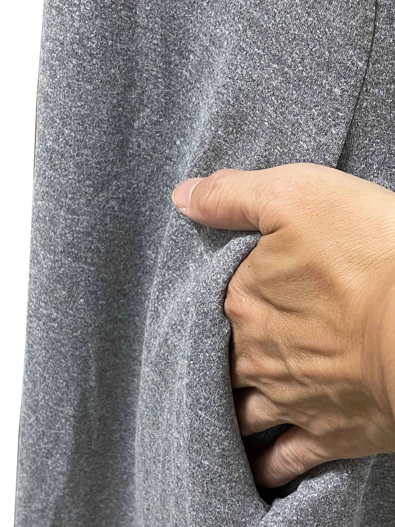 Sukienka damska plus size, szara, na ramiączkach spaghetti, z dekoltem w serek, luźny krój, zwiewny dół, długość do kostek, codzienna, na co dzień, modna.