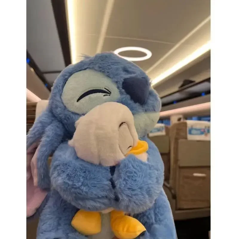 

MINISO Stitch Is Holding The Donald Duck Doll Boyfriend's Birthday Gift and Valentine's Day Gift Party Favors for Kids Birthday