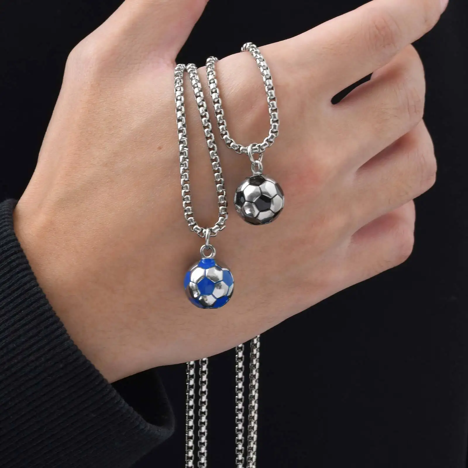قلادات كرة القدم ثلاثية الأبعاد من الفولاذ المقاوم للصدأ للرجال والأولاد، قلادات على شكل كرة صلبة من الفولاذ المقاوم للصدأ، هدايا لمحبي كأس العالم لكرة القدم