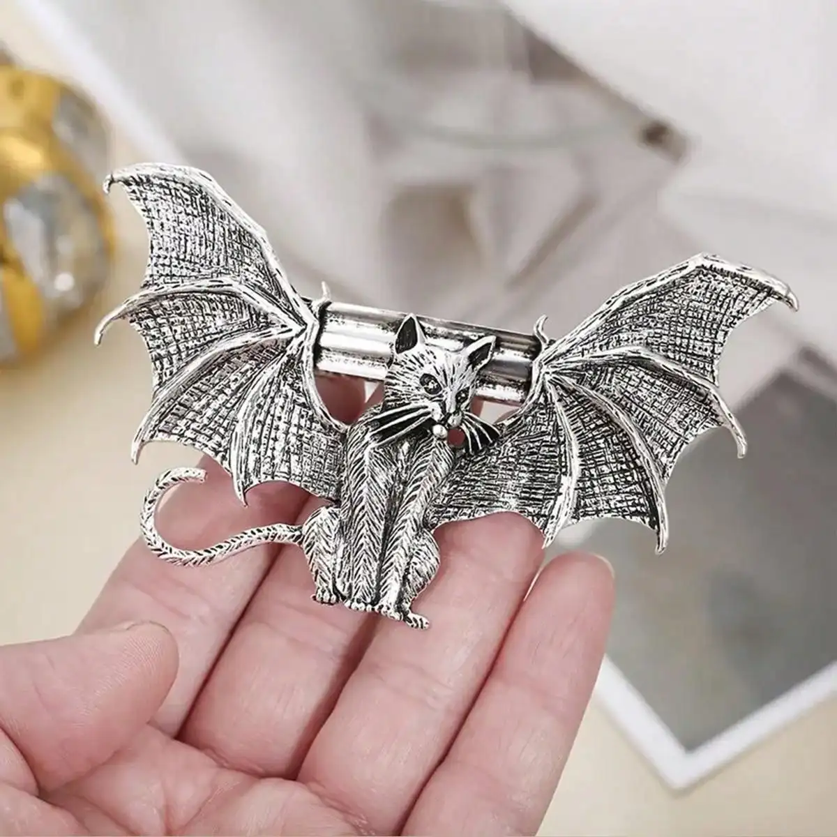 1pc Gothic Flying Cat Hair Clip - Vintage Alloy Barrette For Women, Perfect For Halloween & Cosplay