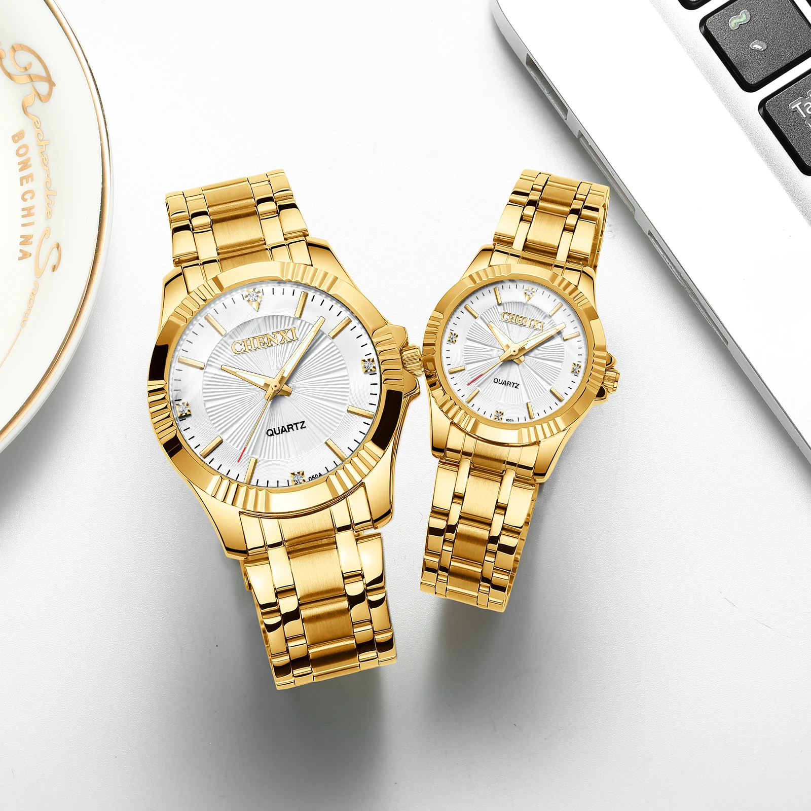 Marca CHENXI, relojes clásicos delicados con diamantes de imitación para parejas, relojes de moda de lujo dorados de acero inoxidable para hombres y mujeres, relojes Orologi Coppia