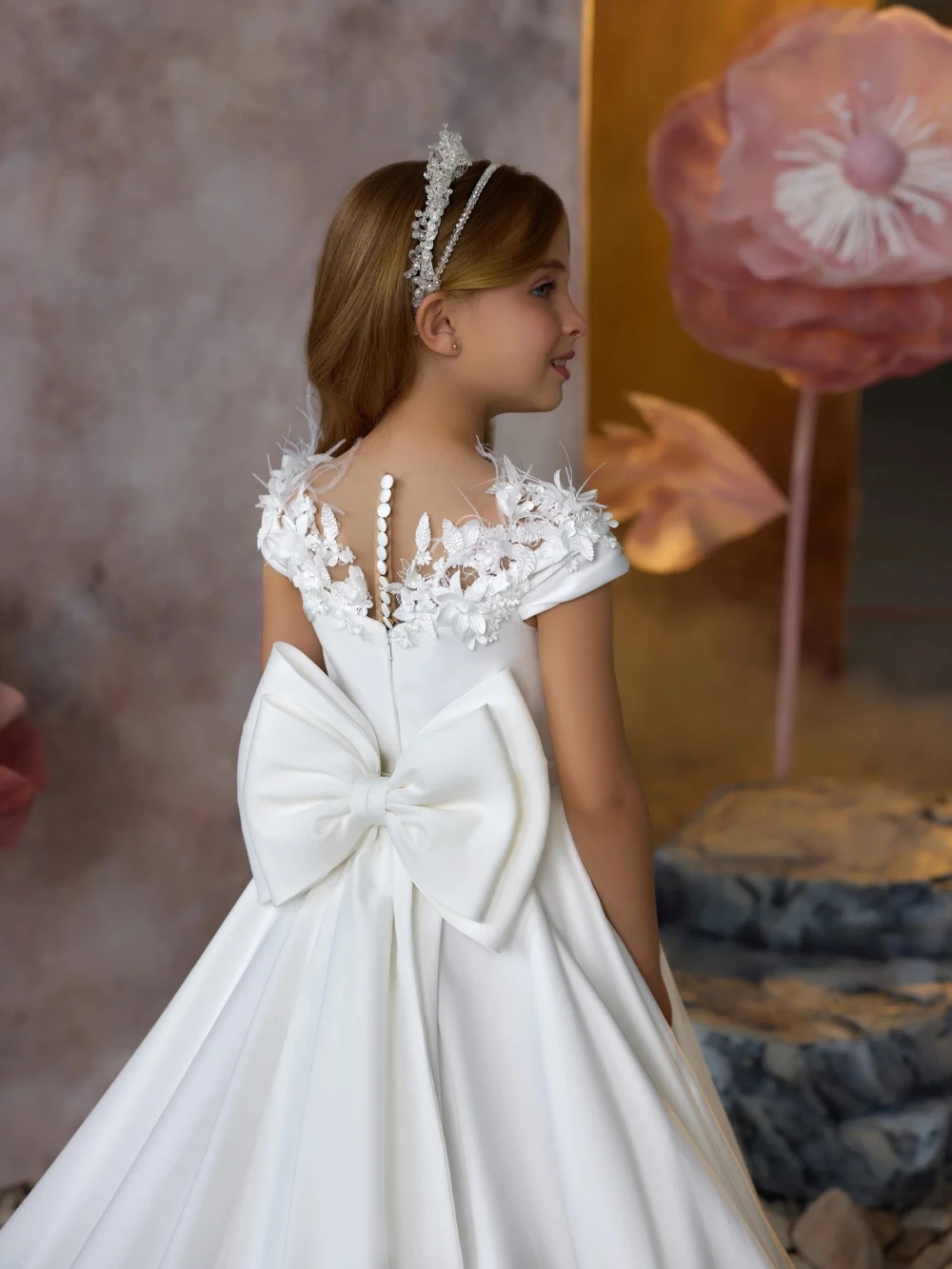 Luuxrious 3D Flower Feathers A-line Long Girls Dresses For Wedding Elegant Bow Satin Kids Princess Gown Birthday Party Wear view 3