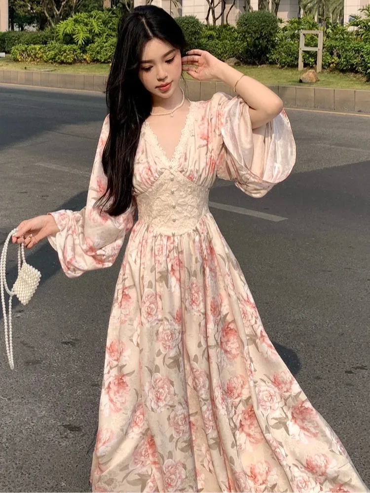 Abito francese con maniche a lanterna con scollo a V floreale rosa rosa retrò francese per l'abito a trapezio pastorale stampato con pizzo Harajuku autunnale da donna