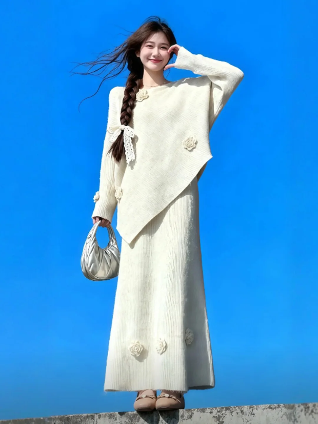 

Нежный вязаный свитер с асимметричным кроем и юбка: комплект из двух предметов, омолаживающий образ, модный зимний женский комфортный ансамбль