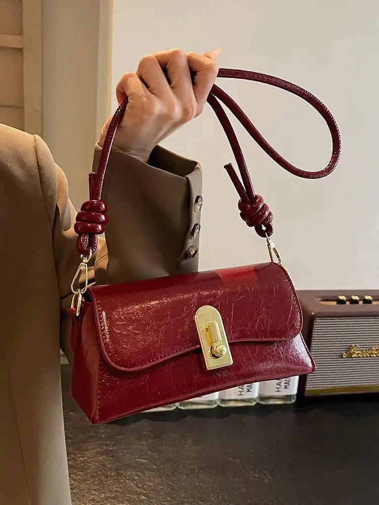 Bolso cuadrado pequeño rojo vino Retro para mujer Otoño Invierno versátil 2025 nuevos bolsos de un solo hombro moda bandolera de Color sólido