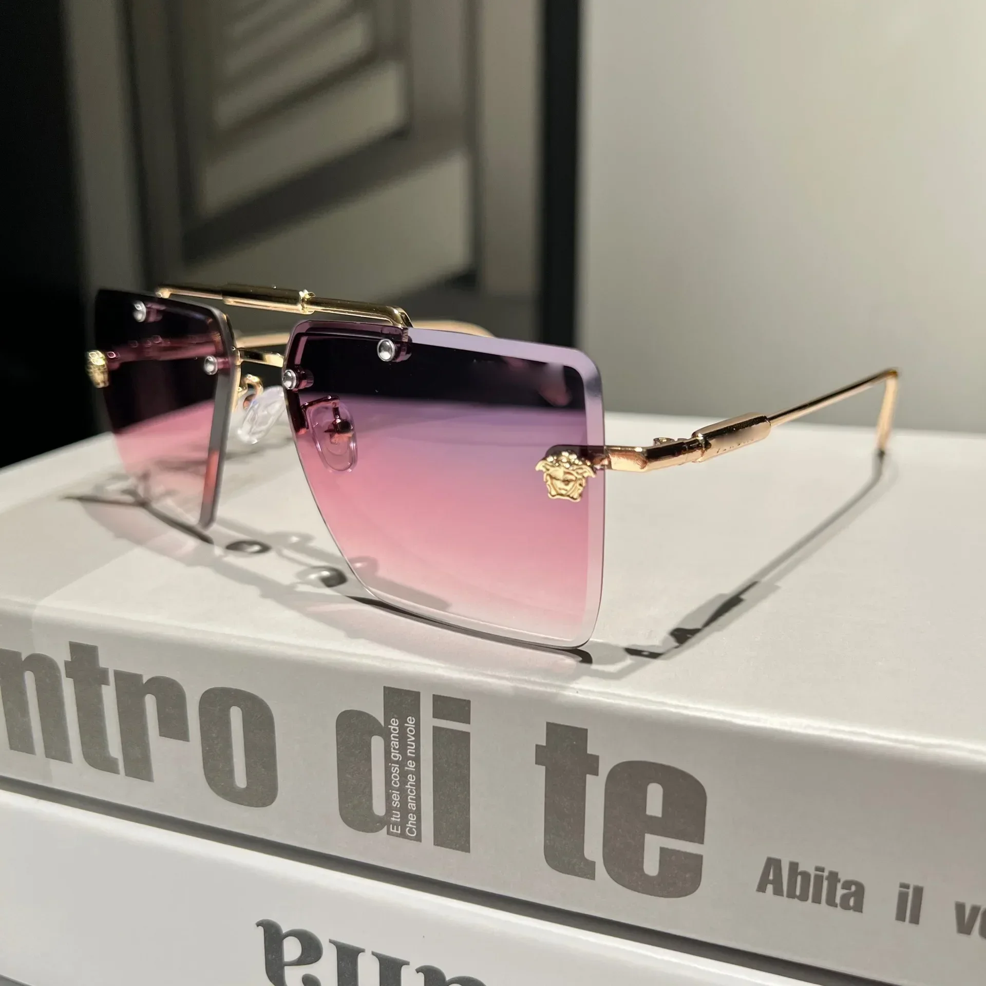 

2025 New Beauty Head Sunglasses Small Frame Men and Women Couple Sunglasses Personalized Fashion
