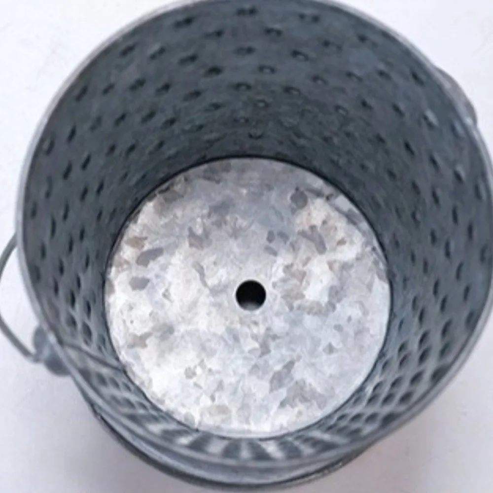 Rustic Style Wrought Iron Planter Wooden Handle Hammered Texture Succulent Planter Vintage Gardening Storage Bucket
