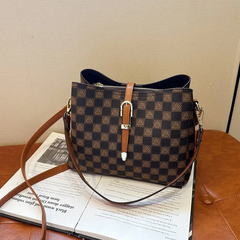 

Fashionable Shopper Bag With Minimalist Unique Style And Solid Color Ideal For Women Casual Business Activities