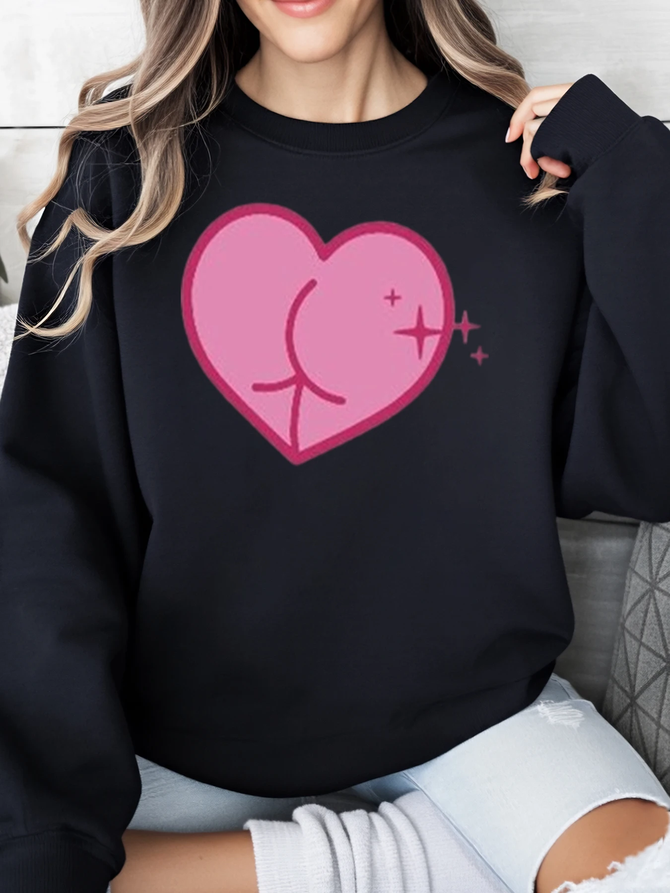 سويت شيرت مطبوع عليه قلب لعيد الحب ملابس نسائية كاجوال باللون الأسود مقاس كبير