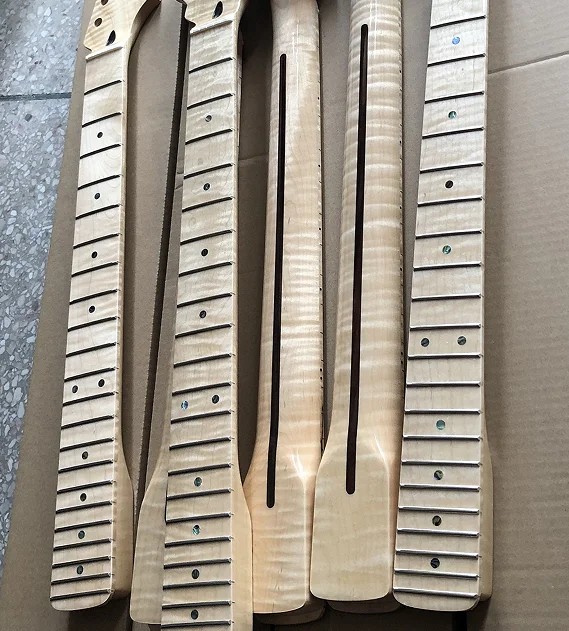 Manico per chitarra elettrica modello tigre a 22 tasti con manico in acero colore naturale brillante assemblaggio accessori per chitarra fai da te