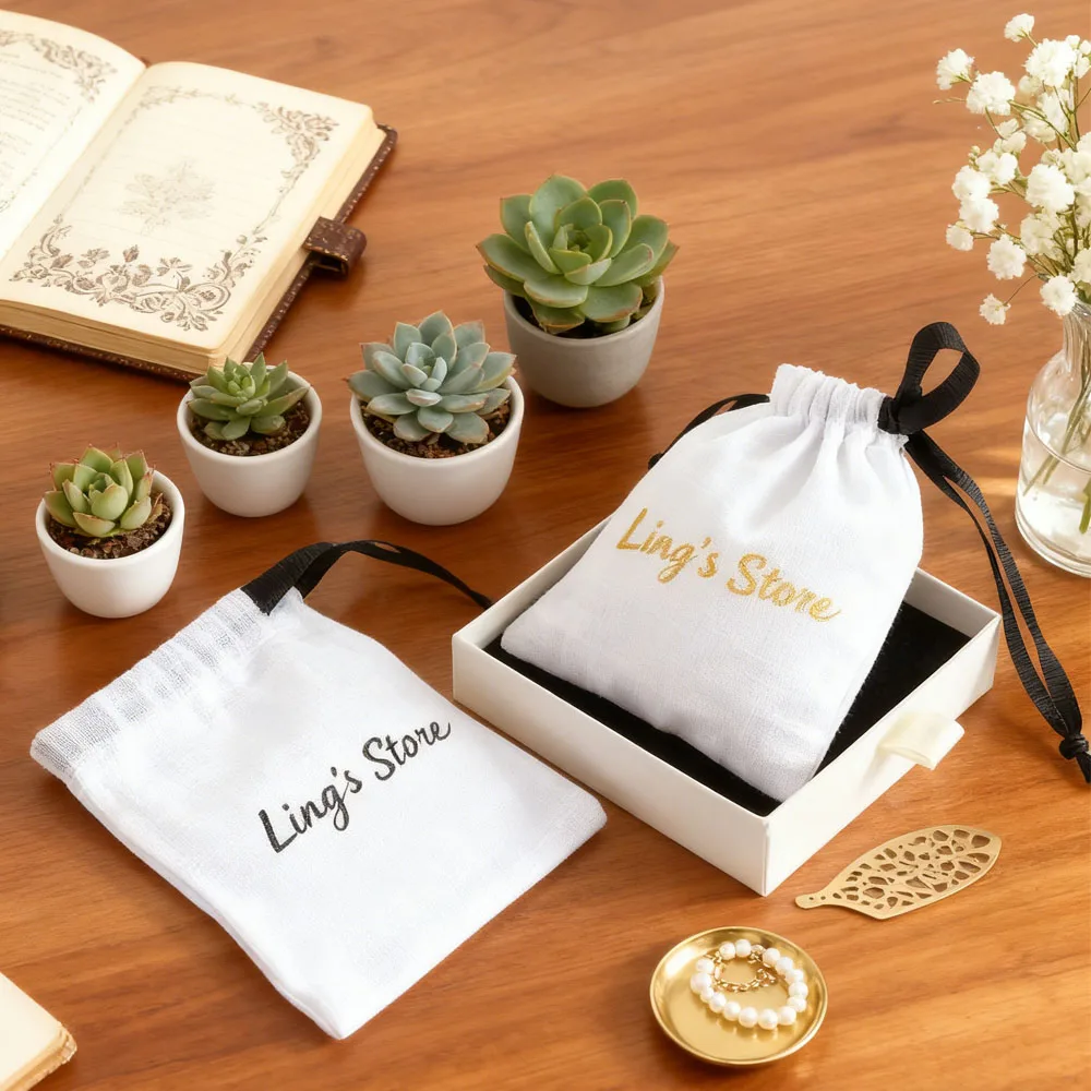 

50 шт./лот, белая хлопковая упаковка для ювелирных изделий с логотипом, сумка с лентой, холщовая сумка на шнурке, черный рождественский подарок на шнурке, свадьба