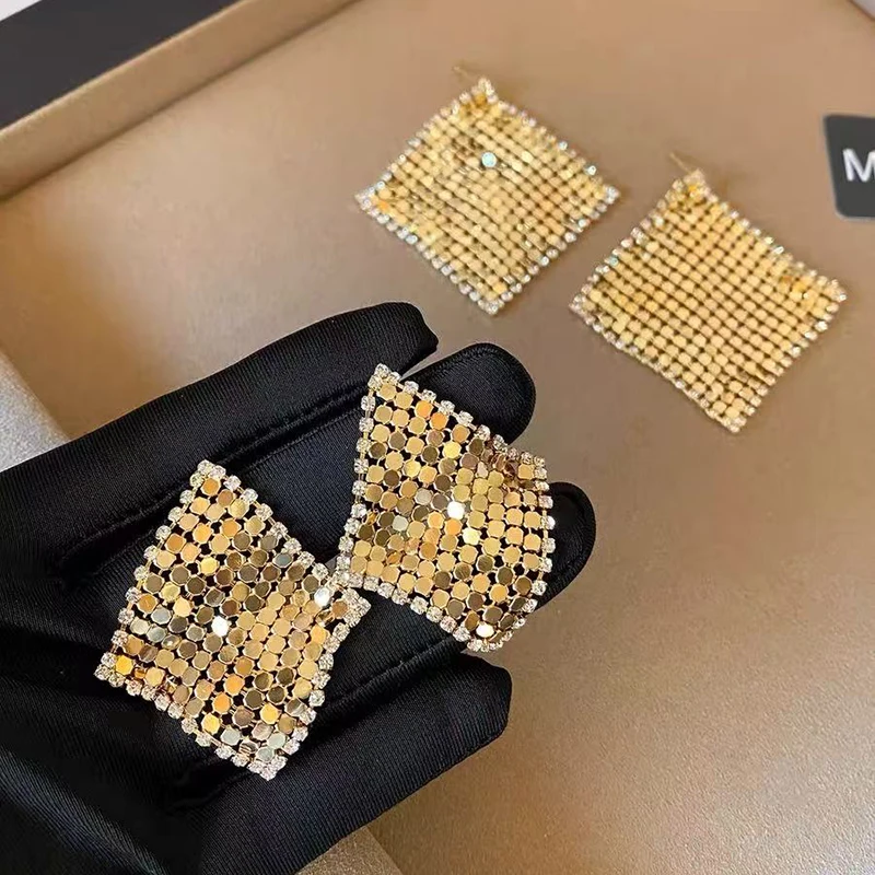 Goldfarbene Metall-Quadrat-Ohrringe in Teppichform mit weichen Quasten – Modischer Schmuck für Damen und Mädchen, luxuriöses Accessoire, Trend 2026 – Detail 3