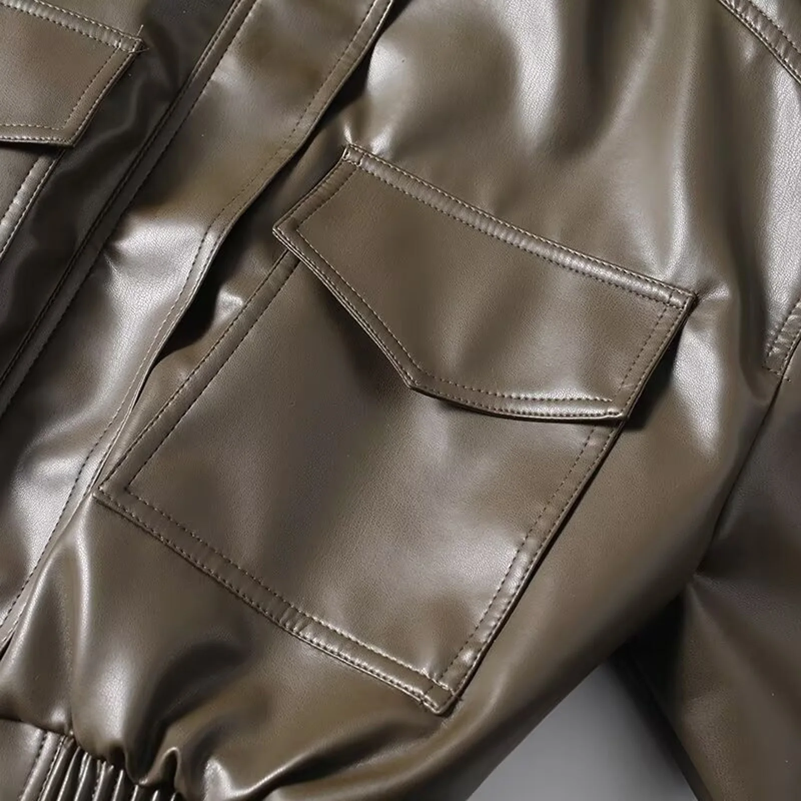 Jaqueta Bomber Feminina de Couro Sintético Cropped Vintage com Zíper Frontal, Gola Lapela e Múltiplos Bolsos – Casaco Quente de Inverno