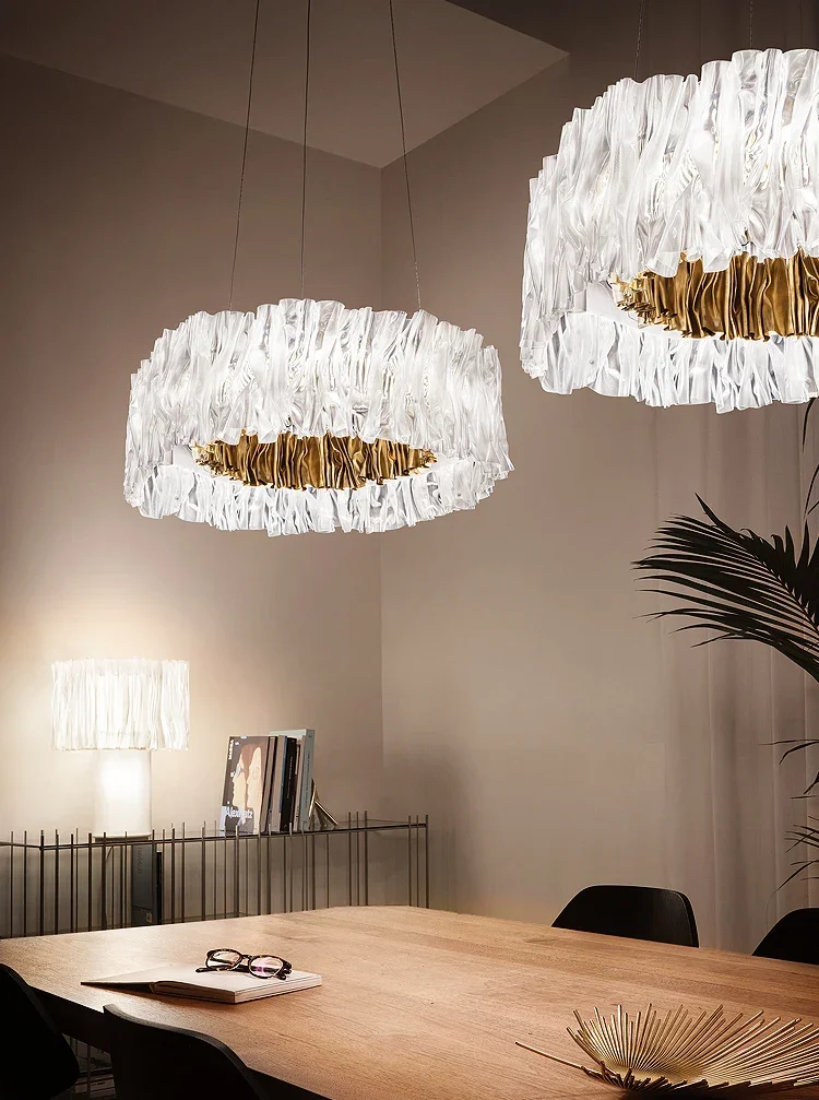 2026 إيطاليا مصمم الاكريليك قلادة ضوء مصابيح LED مستديرة معلقة غرفة المعيشة ديكور غرفة نوم تركيبة إضاءة الذهبي بريق تشاند