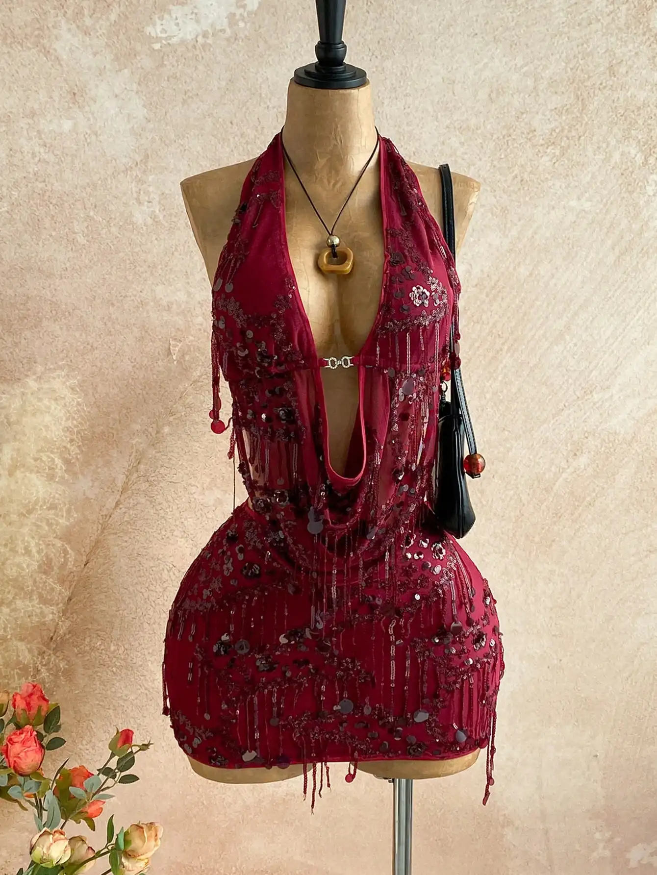 

Красный комплект: мини-платье с блестящими пайетками и бахромой, с вырезом халтер, для фестивалей и вечеринок