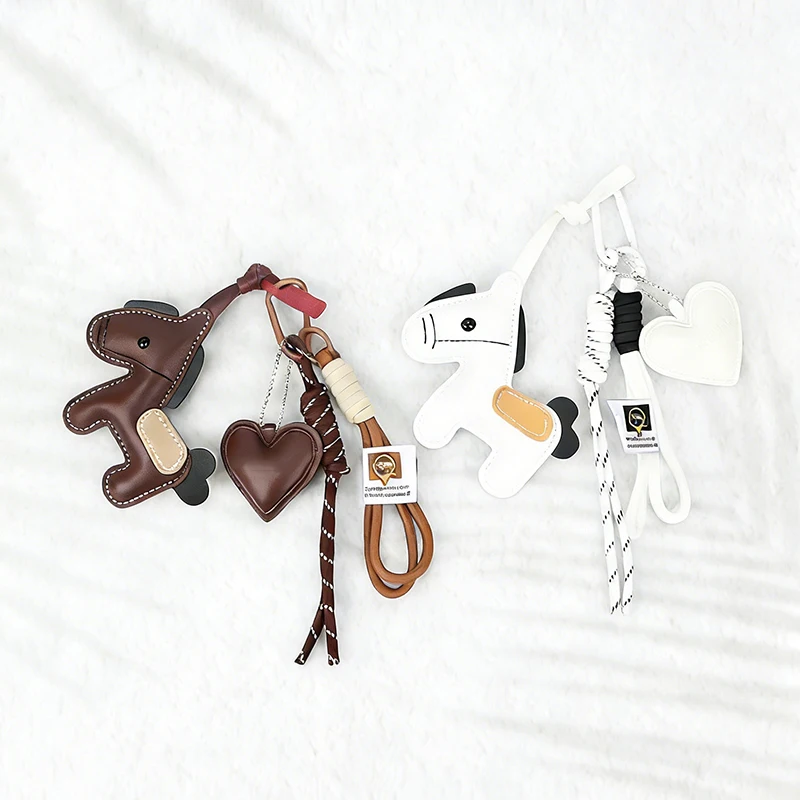 Colgante para bolso de caballo con diseño de pony de dibujos animados, estilo vintage, de cuero PU, con forma de corazón, llavero de pony, cuerda para colgar, diseño ligero