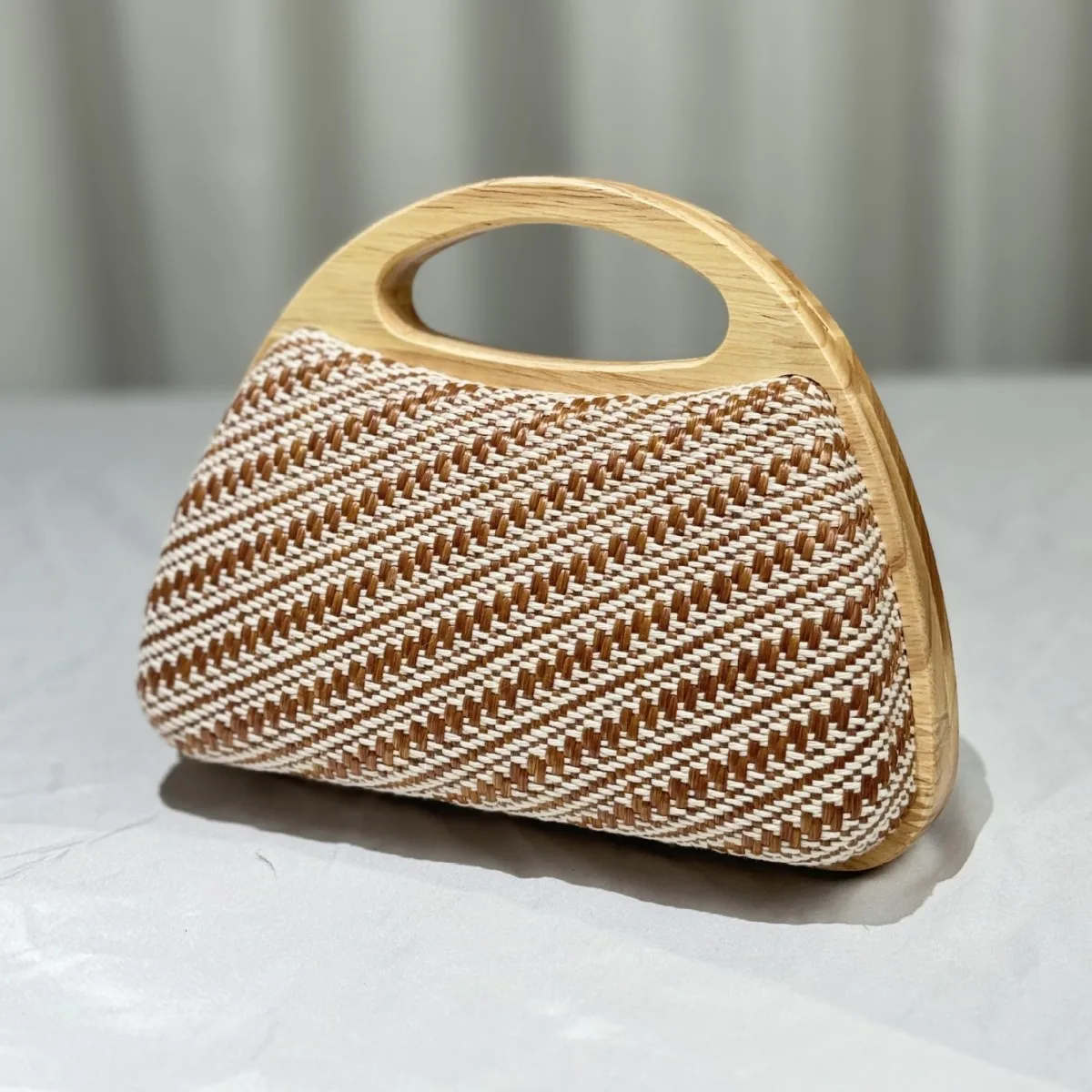 

Новая деревянная плетеная сумка-тоут из соломы, модная повседневная сумка премиум-класса для ужина и банкетов, нишевая модель