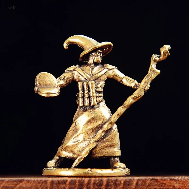 ​ ​ Statue de Sorcier Mystique en Laiton - Figurine Patinée à la Main de 4,3 cm avec Bâton Torsadé, Décoration Fantastique en Cire Coulée, Miniature de Collection