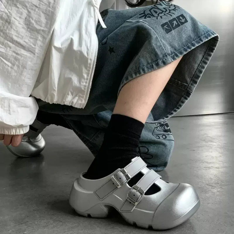 Damen-Sandalen 2026 Luxus Ins Silber Damen Geschlossene Zehenpartie Slides Leicht Erhöhte Dicke Sohle Sandalen Rutschfeste Weiche Sommer-Pantoffeln