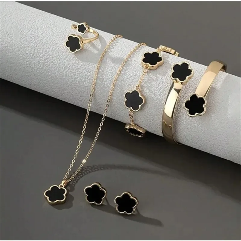 

Fashion Lucky Flower Five Flower Jewelry Set Acrylic Bracelet Bracelet Five Leaf Grass Necklace Ring Earnail Bracelet for Women